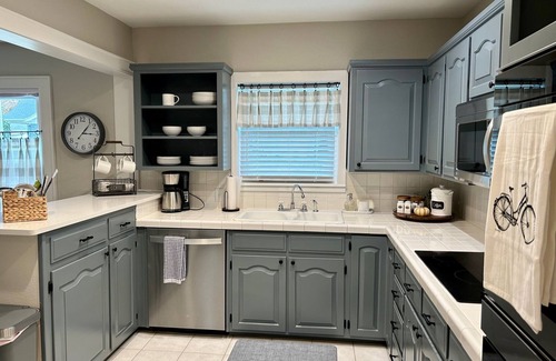 Rogers House | Cute & Cozy Downtown Cottage - Biking, Burgers, & Trails nearby