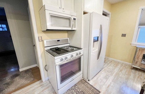 Royal Oak House | Cute & cozy family-friendly Royal Oak ranch close to downtown and highways!