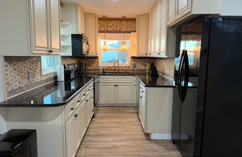 Spring Hill House | Cute & Cozy home/Waterfront/Pool Table!