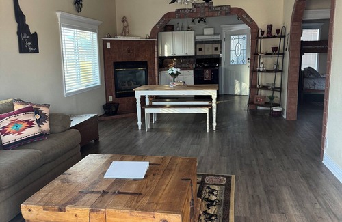 Emmett House | Cute & Cozy home walking distance to downtown