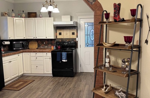 Emmett House | Cute & Cozy home walking distance to downtown