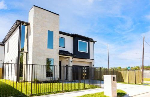 Northside House | Cute Cozy house close to major sporting events and restaurants