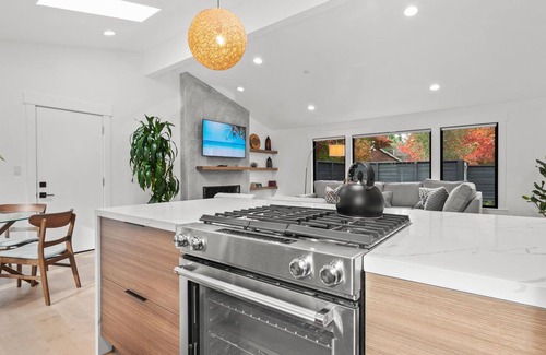Tamalpais-Homestead Valley House | cute, cozy house & outdoor entertaining / hot tub