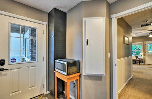 Boring House | Cute & Cozy PDX Area Townhouse: 31 Mi to Mt. Hood!