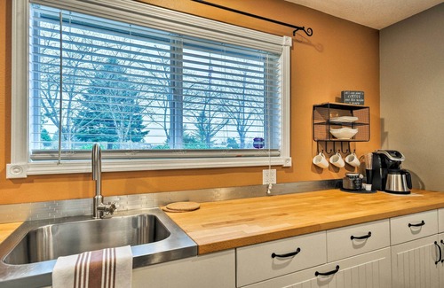 Boring House | Cute & Cozy PDX Area Townhouse: 31 Mi to Mt. Hood!
