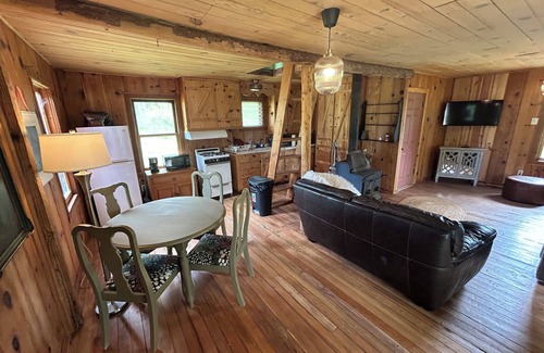 Dunlap Cabin | Cute, Cozy, Private, Little Red Cabin right outside Kings Canyon National Park