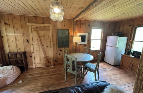 Dunlap Cabin | Cute, Cozy, Private, Little Red Cabin right outside Kings Canyon National Park