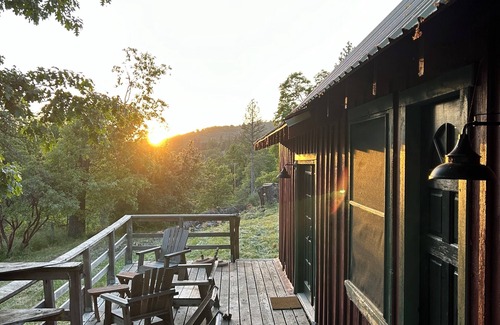 Dunlap Cabin | Cute, Cozy, Private, Little Red Cabin right outside Kings Canyon National Park