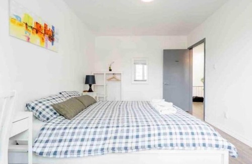 Beaconsfield Village Apartment | Cute & cozy room in Entertainment area, downtown