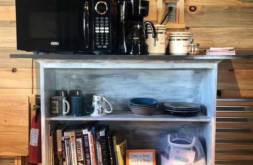 Lazear Apartment | Cute & Cozy Tiny House w/Kitchen