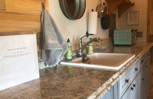 Lazear Apartment | Cute & Cozy Tiny House w/Kitchen