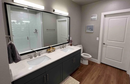 Kitchener House | Cute & Cozy Townhome!