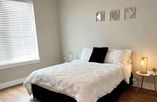 Kitchener House | Cute & Cozy Townhome!