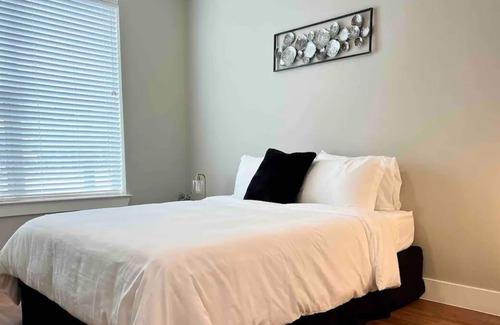Kitchener House | Cute & Cozy Townhome!