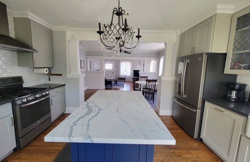 South Park House | Cute Craftsman Home - No cleaning fees, no chores!