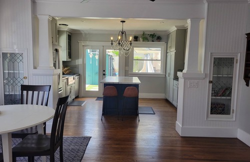 South Park House | Cute Craftsman Home - No cleaning fees, no chores!