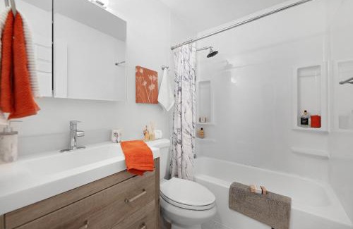 Kent Apartment | Cute Delightfully Remodeled Spacious Condo condo