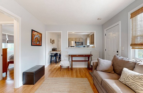 South Nashville House | Cute dog-friendly cozy one bedroom apartment w/full kitchen, WiFi, streaming TV