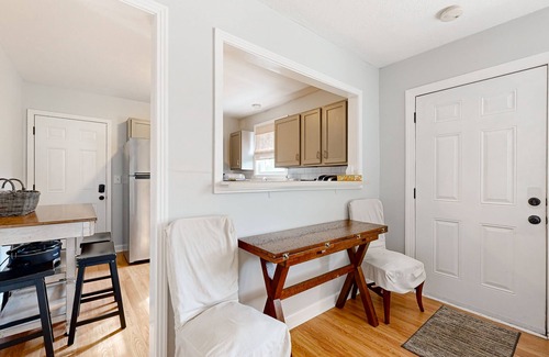 South Nashville House | Cute dog-friendly cozy one bedroom apartment w/full kitchen, WiFi, streaming TV