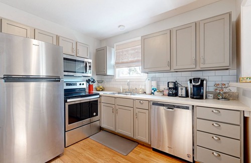 South Nashville House | Cute dog-friendly cozy one bedroom apartment w/full kitchen, WiFi, streaming TV