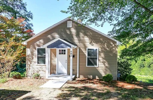 Lincolnton House | Cute Downtown Cottage in Lincolnton