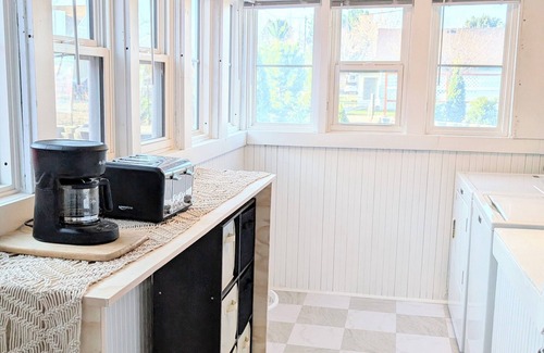 Hagerman House | Cute downtown Hagerman cottage with stock tank pool & putting green.