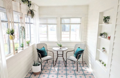 Hagerman House | Cute downtown Hagerman cottage with stock tank pool & putting green.