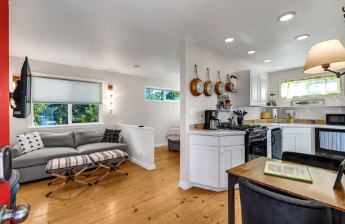 St. Helena Cottage | Cute Downtown Saint Helena Wine Country Cottage!