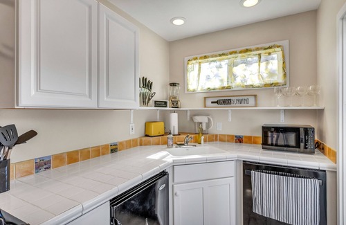 St. Helena Cottage | Cute Downtown Saint Helena Wine Country Cottage!