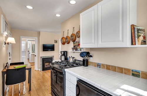 St. Helena Cottage | Cute Downtown Saint Helena Wine Country Cottage!