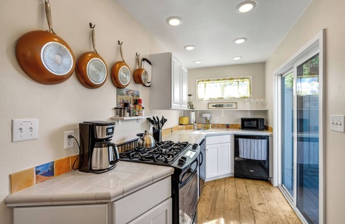 St. Helena House | Cute Downtown Saint Helena Wine Country Cottage!