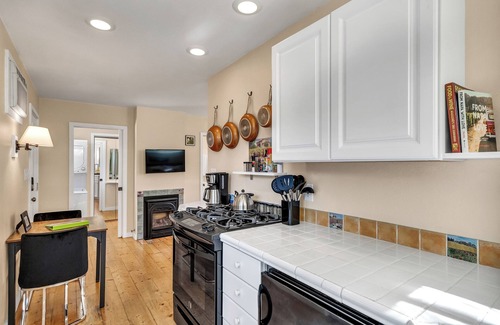 St. Helena House | Cute Downtown Saint Helena Wine Country Cottage!