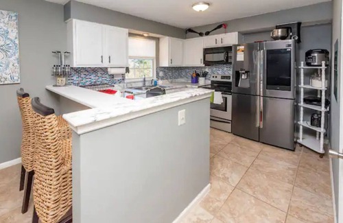 Charlotte House | Cute Duplex! Suite "B" Close to Everything