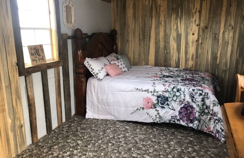 Oakley Cottage | Cute Farmhouse Cottage