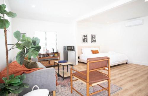 Valley Glen House | Cute Guest Studio near Universal Studios sleeps 4