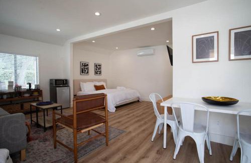 Valley Glen House | Cute Guest Studio near Universal Studios sleeps 4