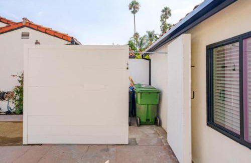 Valley Glen House | Cute Guest Studio near Universal Studios sleeps 4