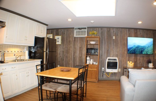Cleveland House | Cute Guesthouse, 4mi from Lee University, sleeps 4, new deck w/fire pit, grill