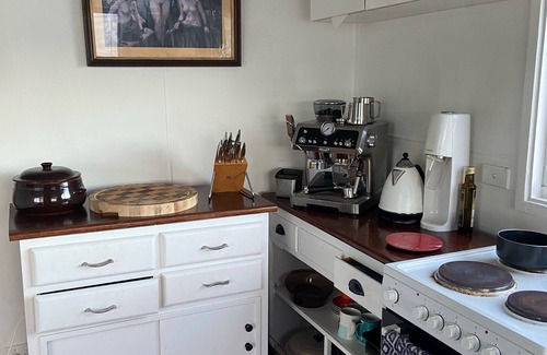 Little Wobby House | Cute Hawkesbury River shack w/jetty, kayaks, bush & artist studio. Dogs ok.
