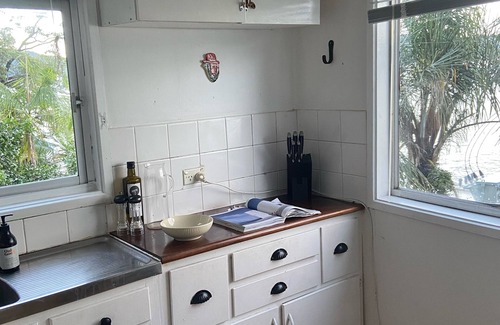 Little Wobby House | Cute Hawkesbury River shack w/jetty, kayaks, bush & artist studio. Dogs ok.