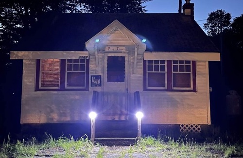 Greentown Cabin | Cute historic cabin in the Poconos that is Dog Friendly only!