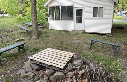 Greentown Cabin | Cute historic cabin in the Poconos that is Dog Friendly only!