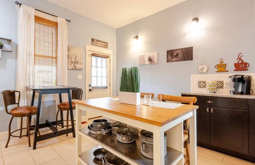 Germantown House | CUTE Home in GTown-4 Miles to UL,Churchill Downs & KY EXPO CTR! Private Parking!