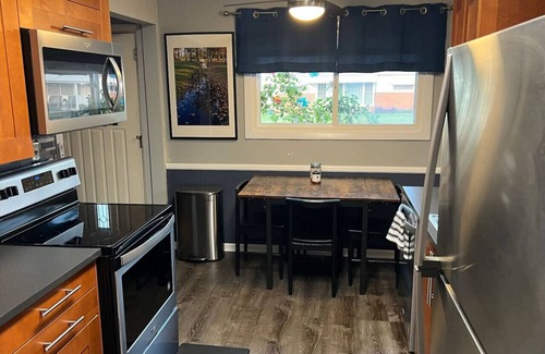 Ypsilanti House | Cute home near EMU and U of M