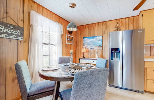Aransas Pass House | Cute home with fast WiFi, central AC, fenced yard, screened porch, firepit & W/D