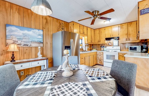 Aransas Pass House | Cute home with fast WiFi, central AC, fenced yard, screened porch, firepit & W/D