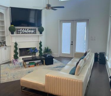 Sunshine Villa | Cute Home with some Razzle Dazzle