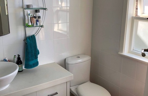 Whangateau House | Cute kiwi bach and separate modern cottage with sea views