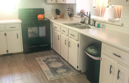 Eatonton Cottage | Cute Lake Front Cottage