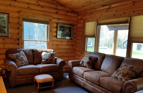 Central Lake Cabin | CUTE LOG CABIN WITH SHARED FRONTAGE ON TORCH LAKE